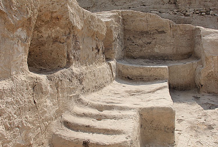Aslantepe adobe throne