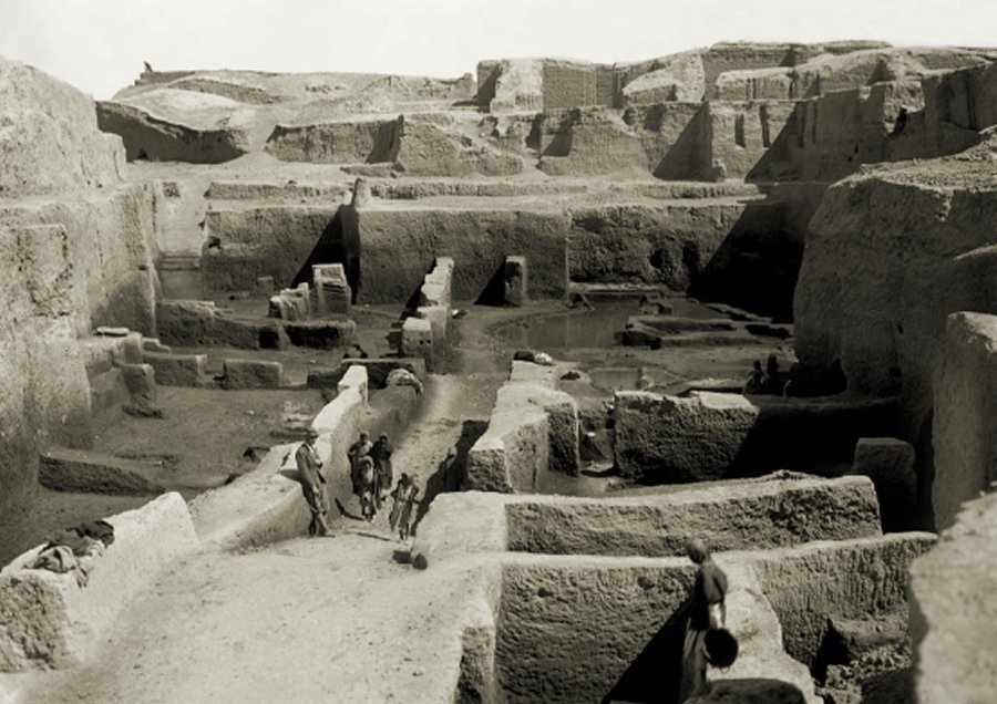 Ruins of ancient city of Kish. Image via as.miami.edu