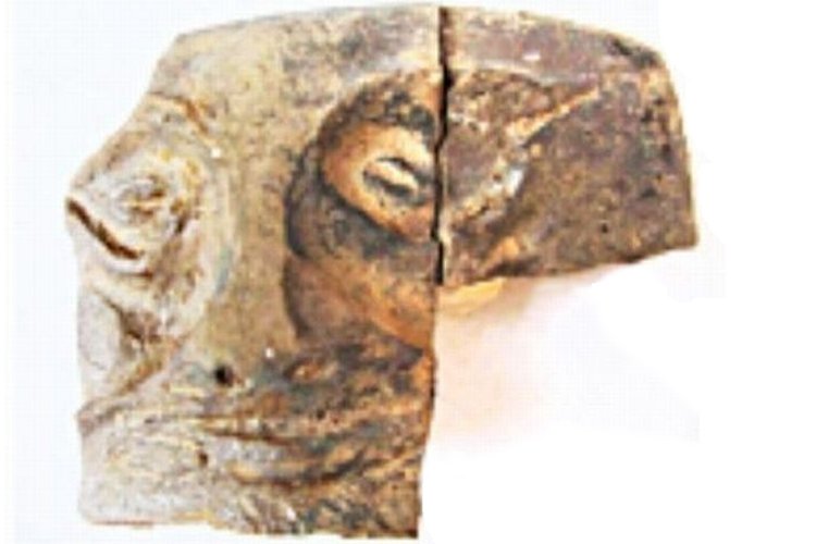 Another photo of the satyr mask found during the 2015 summer excavations of emporium Pistiros, the Ancient Greek trading post in the Ancient Thracian Odrysian Kingdom, whose ruins are located near today’s Bulgarian town of Vetren, Septemvri Municipality, Pazardzhik District. Photo: Zname daily