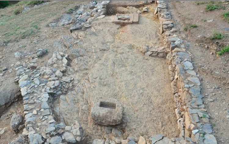 In this year's excavations, archaeologists revealed that the colonnade was shaped like a "?" with a space of 2.30 meters between the columns and confirmed the direction of the walls of the colonnade and the outdoor courtyard.