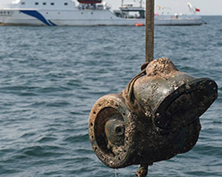 A part of the warship Zhiyuan is lifted out of water in the Yellow Sea on Sunday. (CHEN YICHEN/XINHUA)