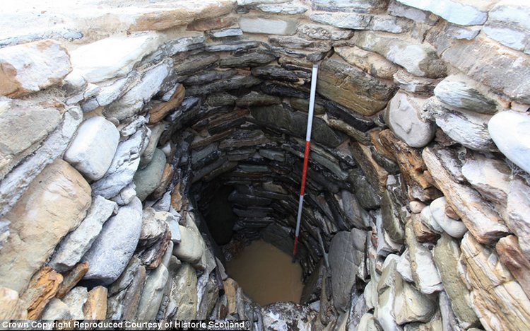 the building is likely to be a ‘burnt mound’, which generally comprises of a fireplace, water tank and a pile of burnt stone. Through experimentation and reference to medieval Irish literature, experts have been able to deduce that stones were roasted on a hearth before being placed into the tank of water, bringing the water to a boiling point and producing lots of steam.