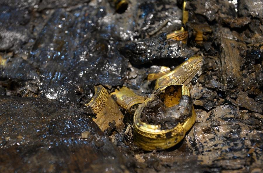 Photo taken on Dec 20, 2015 shows hoof-shaped gold ware unearthed from the main coffin in the Haihunhou (Marquis of Haihun) cemetery, East China's Jiangxi province. [Photo/Xinhua]