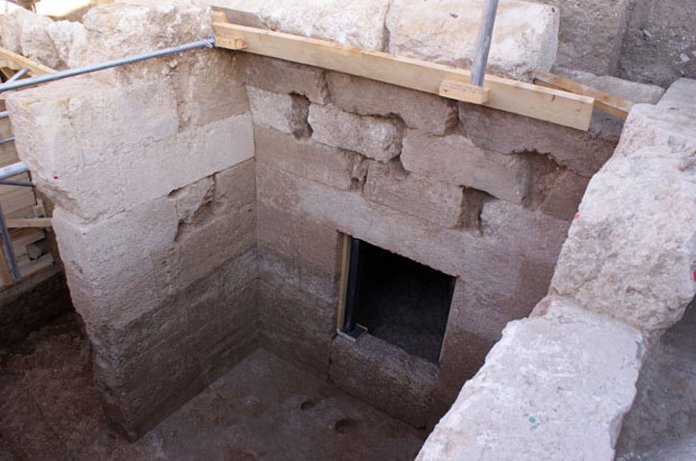 The vaults of the side chambers, however, are preserved in an excellent condition. In the interior of the southern side chamber there is a stone pedestal, upon which the bier of the deceased had been placed. Credits: Ephorate of Antiquities of Pella