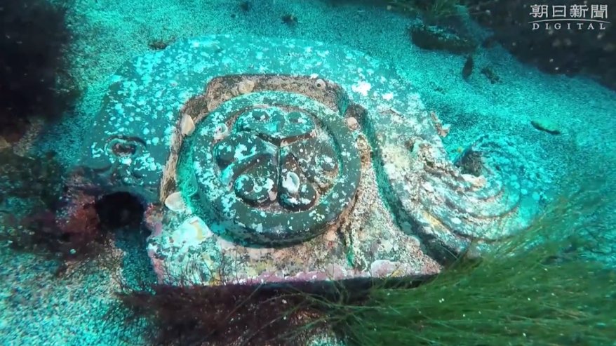 Previous surveys revealed that the underwater ruins consist of materials including “onigawara” decorative tiles engraved with Mitsuba-aoi, the design of the Tokugawa family crest, which is made up of three leaves of hollyhock inside a circle; a number of roof tiles; earthenware mortars; and whetstones. Credits: The Asahi Shimbun