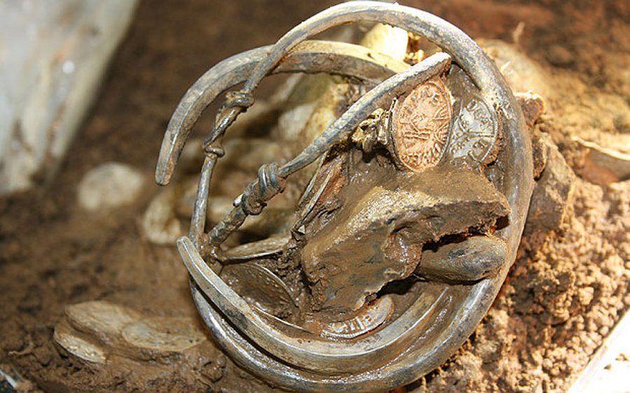 Experts believe the hoard was buried around the end of the 870s, in the period following Alfred’s decisive defeat of the Vikings at Edington in 878, a victory which lead to the unification of England. © PAS
