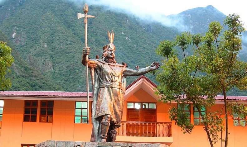 Staty av Pachacutiq i Machupicchu Pueblo i Peru.