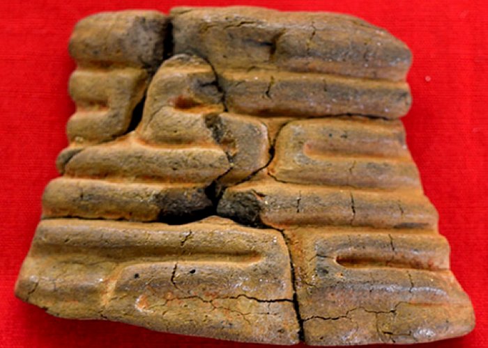 A fragment with characteristics of the Kamegaoka pottery style common in northeastern Japan 3,000 years ago was found in Chatan, Okinawa Prefecture. (Go Katono)