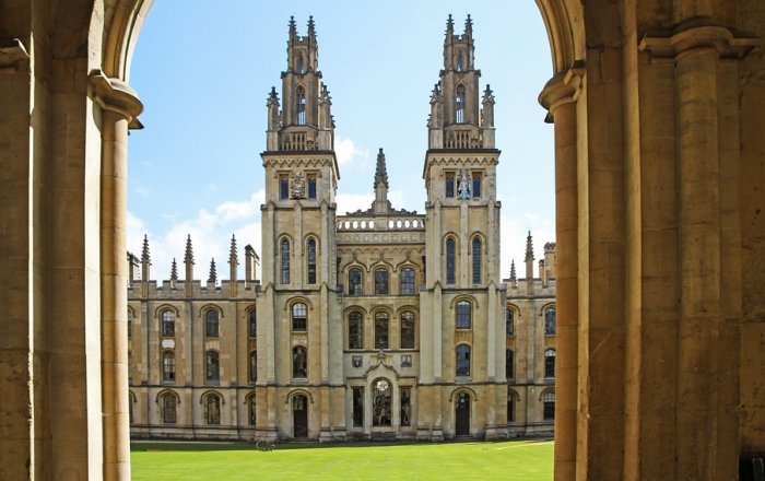 Oxford. Image creddit: WolfBlur - Pixabay