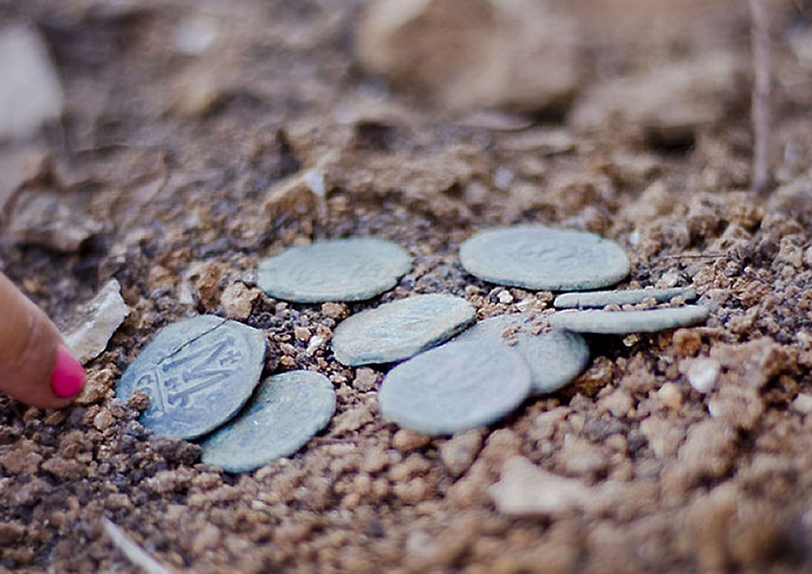The excavated coin hoard (Photo: Yoli Shwartz, courtesy of the Israel Antiquities Authorit.y (IAA)
