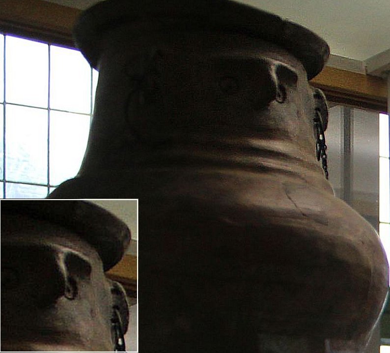In the "But urns tell us how they were used, we do not have to guess" part of the urn, an image was recreated - probably of the deceased (eyes, ears or mouth are visible) whose ashes were inside the vessel.