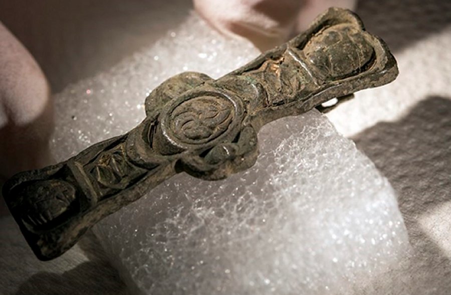 The style of this fitting is typical of Celtic and Irish areas and dates from the 800s. Traces of gilding can be seen in the recesses. Photo: Åge Hojem, NTNU University Museum