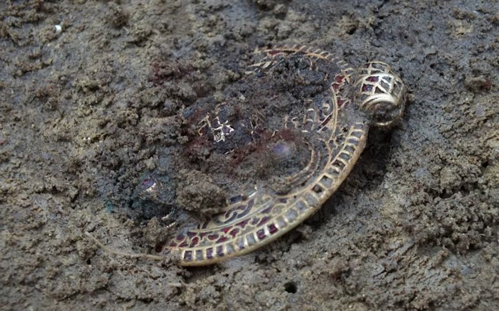 Extraordinary Gold Pendant With Cross Re-Writes Anglo-Saxon History – It’s One Of The Oldest Symbols Of Christianity Ever Found In East Anglia