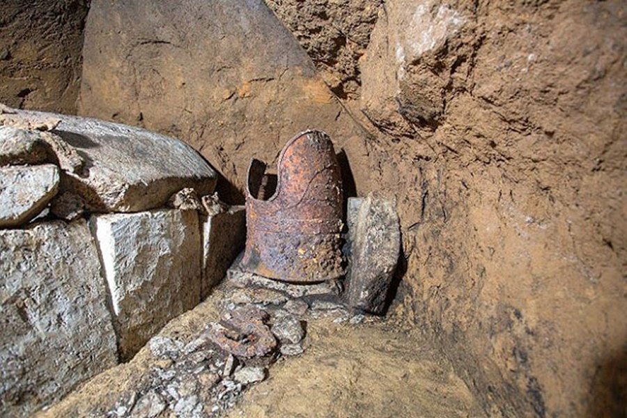 A cuirass known as a “tanko” and preserved in excellent condition, and a stone coffin, left, have been unearthed in Shibushi, Kagoshima Prefecture. (Provided by the Shibushi city education board)