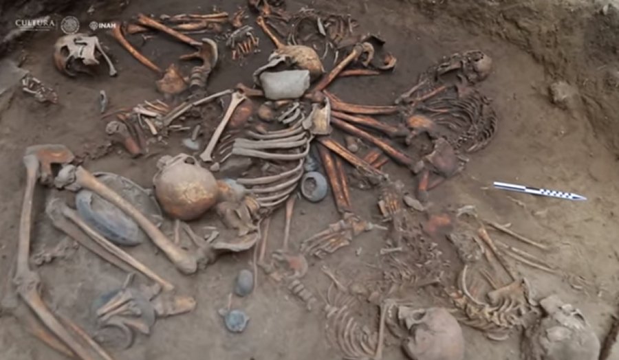 The spiral formation of human remains. Photo credit: INAH