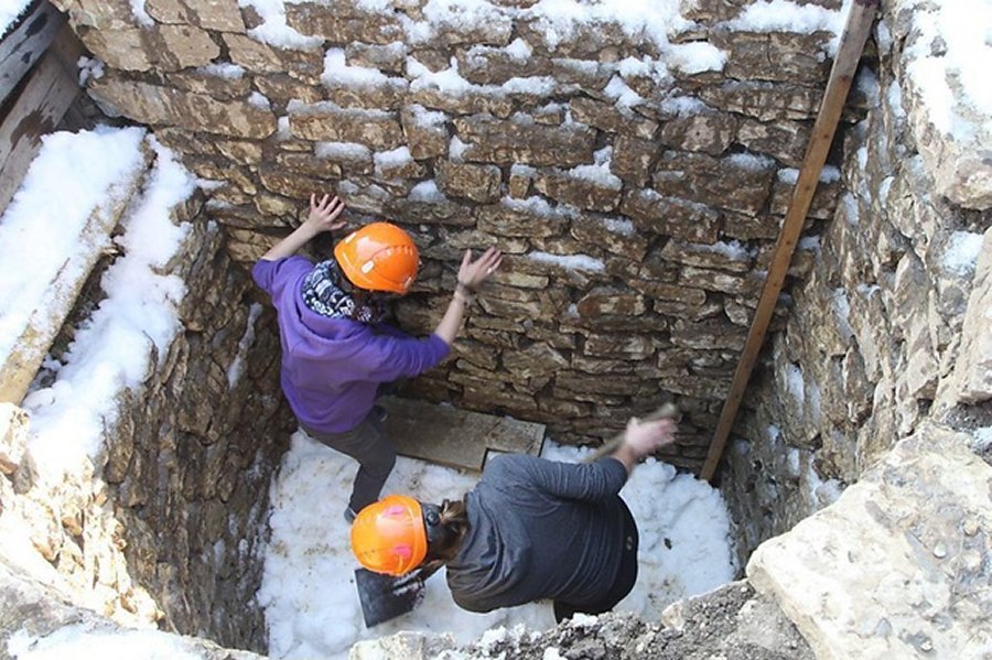 Researchers pack the shaft at Augusta Raurica with snow. File photo: Peter-Andrew Schwarz