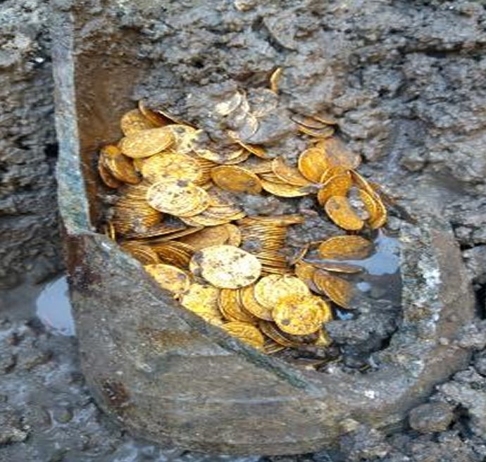 Golden coins discovered in Como, Italy