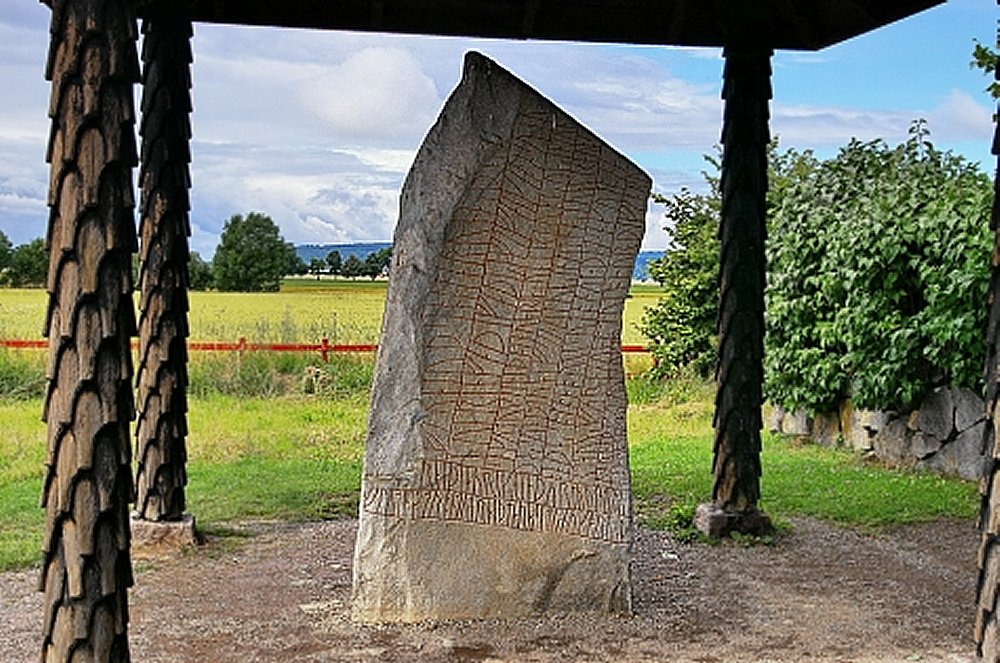 As many as 725 runes – being of a Swedish–Norwegian runic alphabet of 16 characters - bear readable (sometimes difficult to interpret) text containing verses of epic character, allusions to heroic myths, hero songs, legends and secret formulas, probably a curse. Photo:visitostergotland.se/