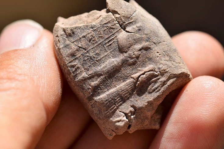 The finds also include inscribed clay tablets and unrolled seals. In this way the LMU archaeologists learn a lot about the lives of the residents of the house, such as what the landlord and mistress of the house were called and that they also taught reading and writing in their house. Credit: A. Otto/LMU; Berthold Einwag