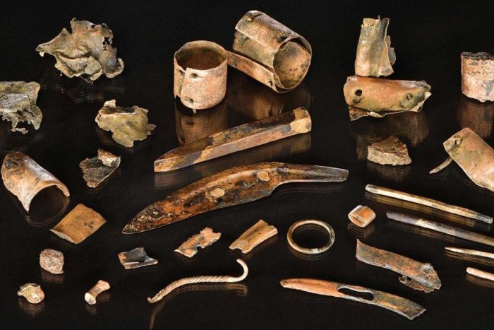 Unique Belongings Of Bronze Age Warrior Discovered