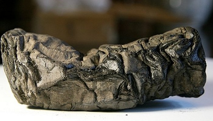 An ancient Herculaneum scroll, buried and carbonised in the deadly eruption of Mount Vesuvius in 79 AD, is displayed in Paris, France (Reuters Photo)