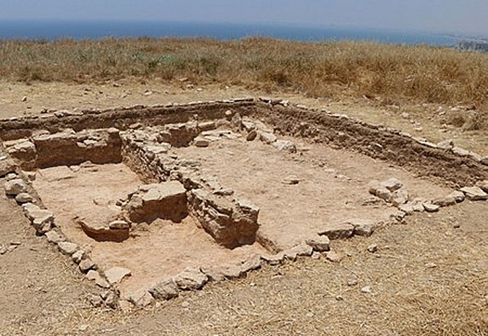 These excavations revealed the presence of a previously unknown early-Hellenistic fortification