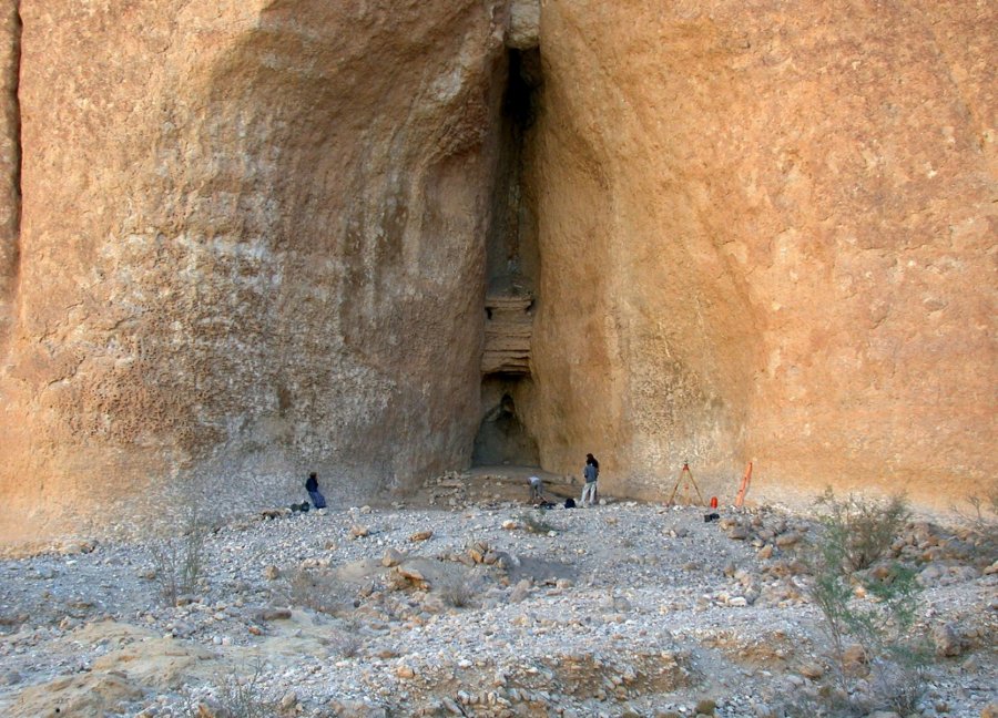 Manayzah rock shelter during excavation. Photo: Joy McCorriston