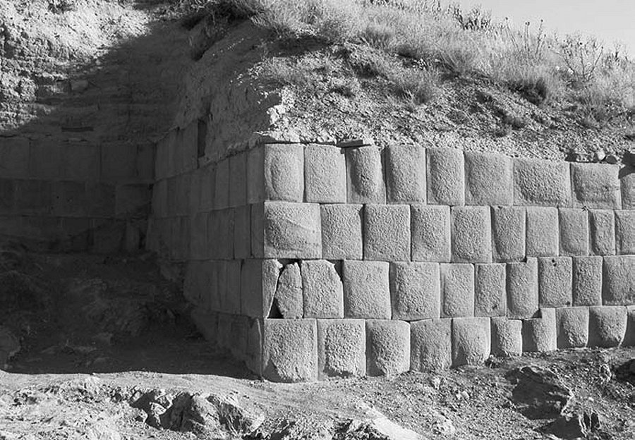 Trilobate arrowheads found around the fortification wall at Ayanis; 2. Fine masonry of the fortification wall, southern face, Ayanis. Image credit: Aylin Erdem, Atilla Batmaz