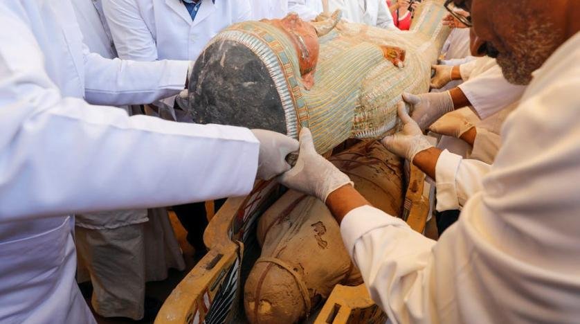 Archaeologists remove the cover of an ancient painted coffin discovered at al-Asasif Necropolis in the Vally of Kings in Luxor, Egypt October 19, 2019. REUTERS/Mohamed Abd El Ghany.