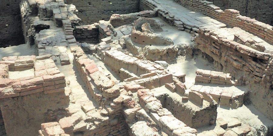 Workers engaged in digging ring wells at Keezhadi excavation site. Photo | EPS