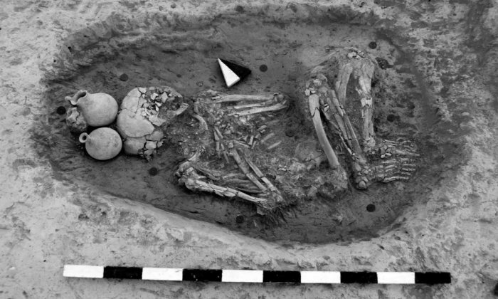 The dead at Alalakh were usually buried in simple pit graves and often with ceramic vessels close to their heads. Credit: Murat Akar, Tell Atchana Excavations
