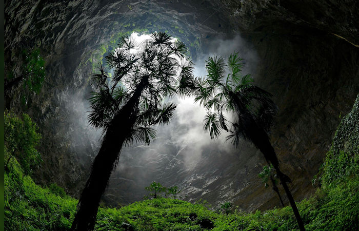 Huge Unknown Ancient Lost World Discovered Inside Giant Sinkhole In China