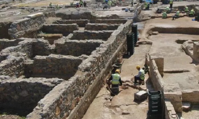 A burial monument from the Late Hellenistic Period, has been found in the area, which is named the north-west port of the city of Chalcedon in ancient sources.