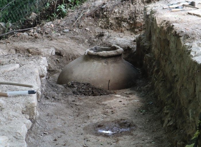 Pithos found in the ancient city of Prusias ad Hypium, Düzce, northwestern Turkey, July 8, 2022. (IHA Photo)