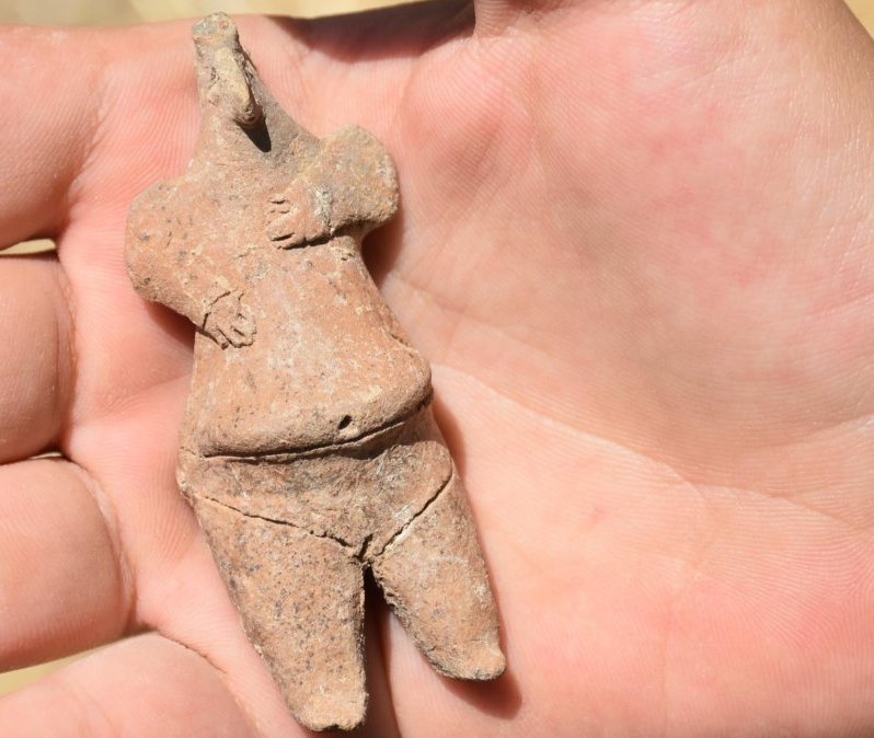 Archaeologists work in Ulucak Mound, Izmir, Türkiye, Aug. 8, 2022. (AA)