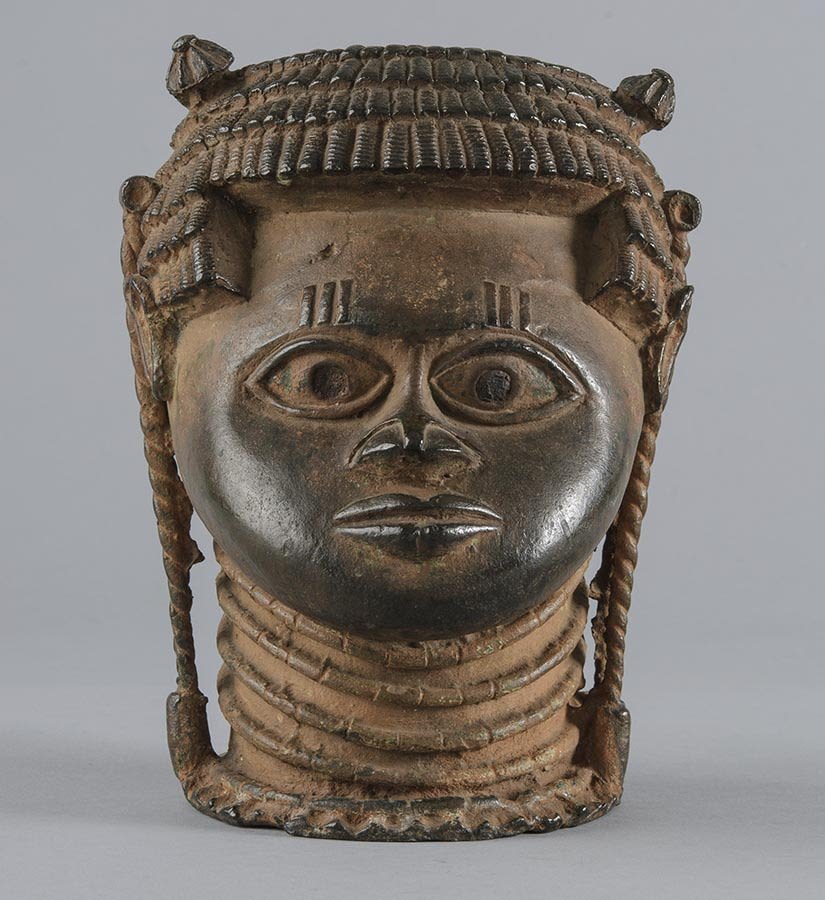 A brass commemorative head in the Udo style.