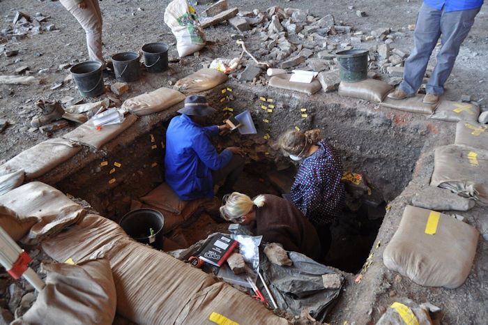Homo Sapiens Survived In The Kalahari Desert More Than 20,000 Years Ago - Stone Age Discovery Shows
