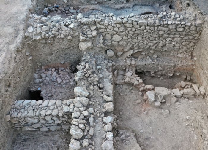 Byzantine or post-Byzantine rampart wall and building on Early Bronze Age strata
