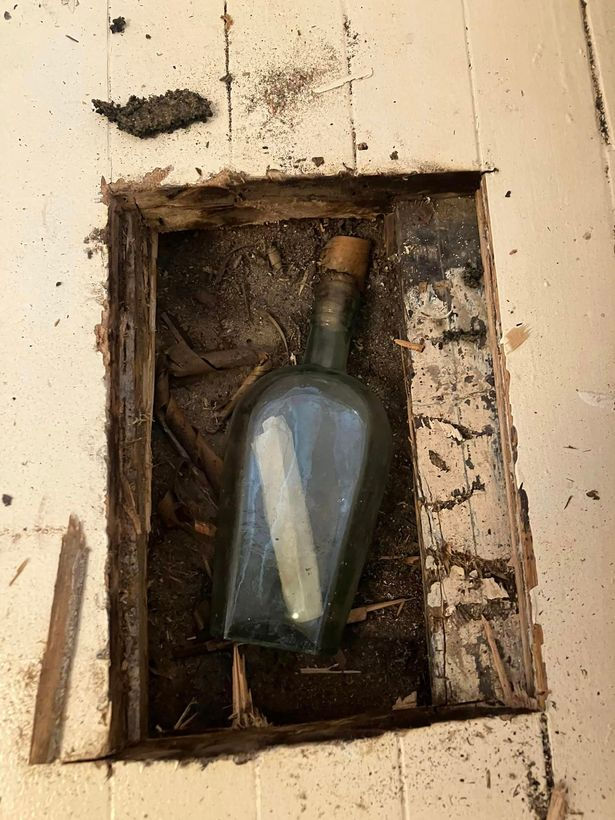 Amazing Victorian Time Capsule - 135-Year-Old Message In A Bottle Found In Edinburgh