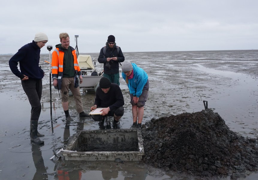 A special metal frame allows archaeological excavations of one square meter in the tidal flats. The finds are excavated and documented during low tide. (photo/©: Ruth Blankenfeldt)