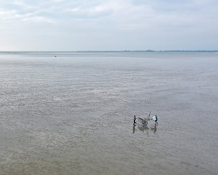 A lightweight survey vehicle provides large-scale magnetic mapping of cultural traces hidden beneath the present-day tidal flat surface. (photo/©: Dirk Bienen-Scholt)