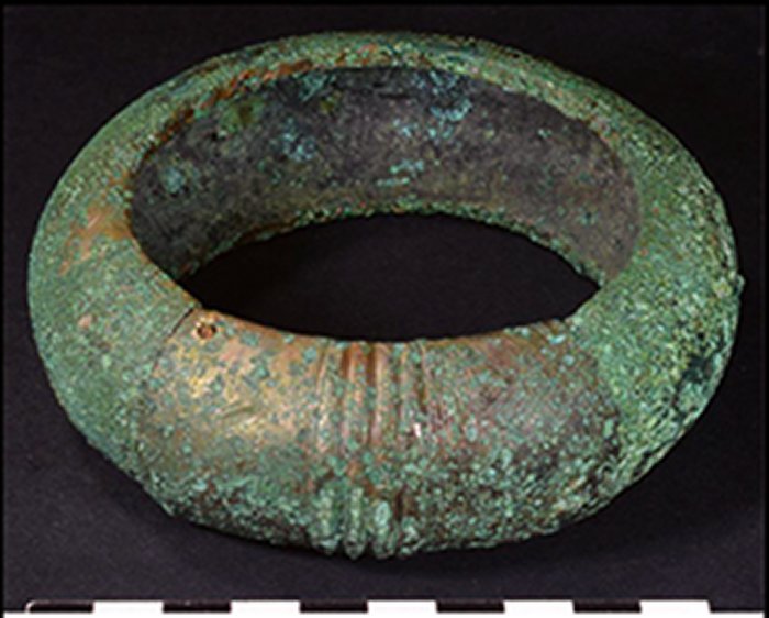 The most massive bracelet, with hinged locking system (photographs by M. Nordez; tomography by G. Bourbouze).