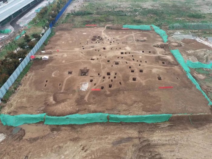 Well-Preserved Warring States Period Swords And Cultural Relics Discovered In Xiangyang, Hubei