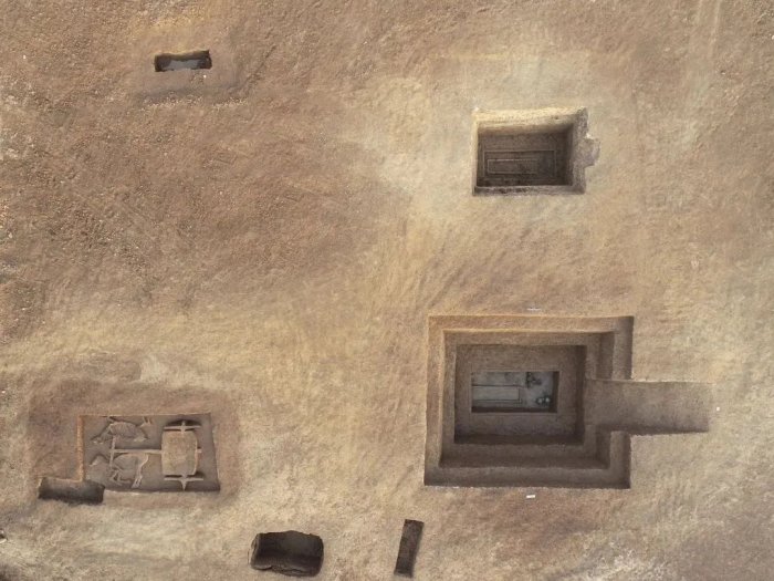 Well-Preserved Warring States Period Swords And Cultural Relics Discovered In Xiangyang, Hubei