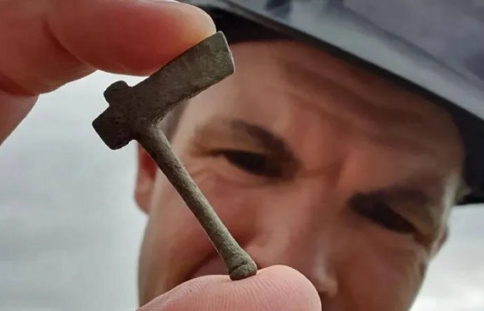 Roman Villa Full Of Miniature Votive Axes, Curse Tablets And Strange Artifacts Discovered In Oxfordshire
