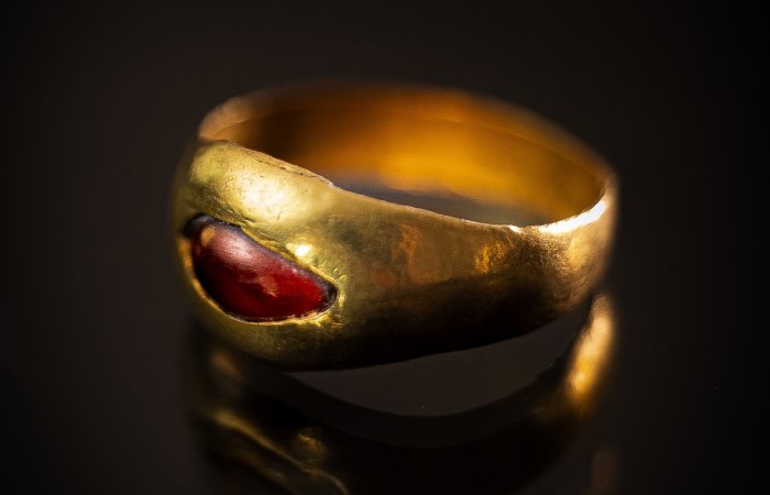 Beautiful 2,300-Year-Old Gold Ring Found In The City Of David