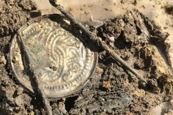 19,000 Ancient Artifacts Unearthed At Calthorpe Gardens, England