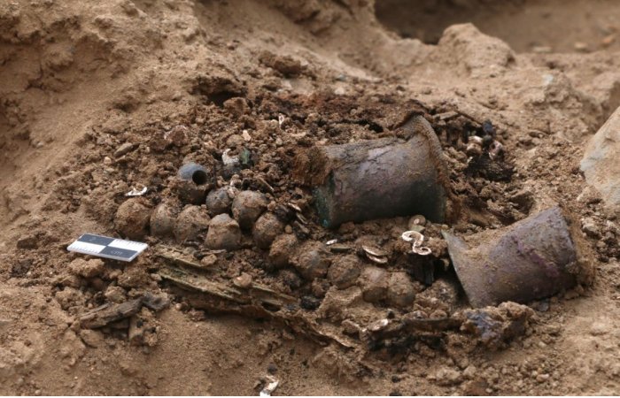 Human Remains And Ornaments Found In The Walled Complex Utzh An In Chan Chan, Peru