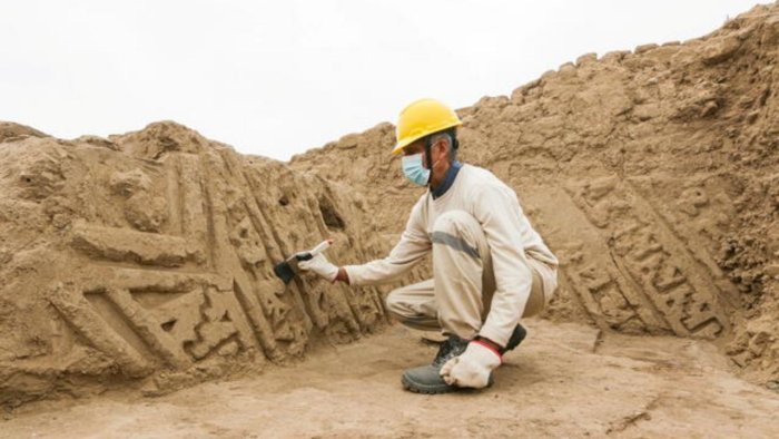 Human Remains And Ornaments Found In The Walled Complex Utzh An In Chan Chan, Peru