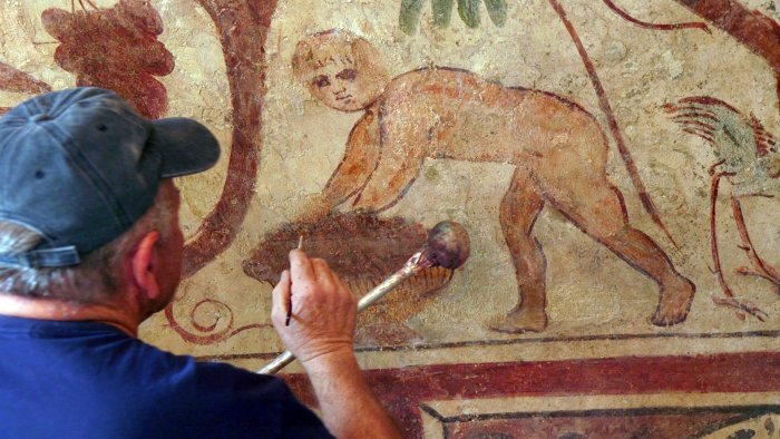 Never-Before-Seen Roman-Era Wall Paintings Discovered In Ashkelon Revealed To The Public For The First Time